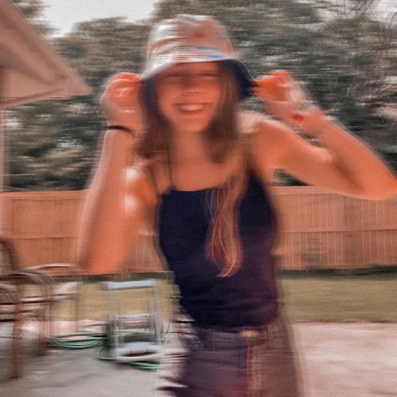 Meet your Posher, Taylor - Picture 1 of 2